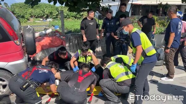 ▲男子疑似因精神不濟自撞，被機車壓住動彈不得。（圖／記者楊晨東翻攝）