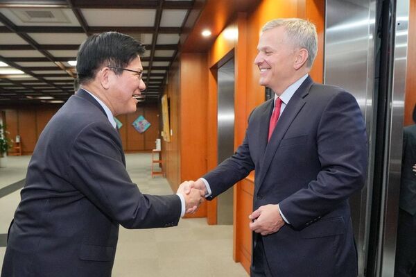 ▲▼外交部長林佳龍（左）歡迎美國北卡羅萊納州州長史坦（Josh Stein，右）率團訪台。（圖／外交部提供）