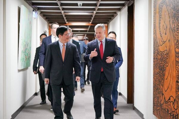 ▲▼外交部長林佳龍（左）與美國北卡羅萊納州州長史坦（Josh Stein，右）寒暄。（圖／外交部提供）