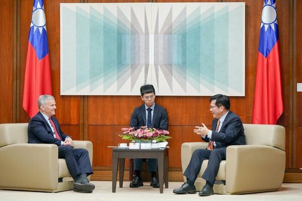 ▲▼外交部長林佳龍（右）與美國北卡羅萊納州州長史坦（Josh Stein，左）就雙邊經貿合作交換意見。（圖／外交部提供）