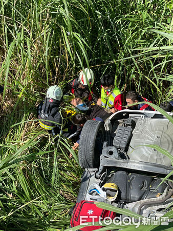 ▲▼             台東一輛轎車翻落佳里橋下，車內父女命大僅受輕傷。（圖／記者楊晨東翻攝，下同）