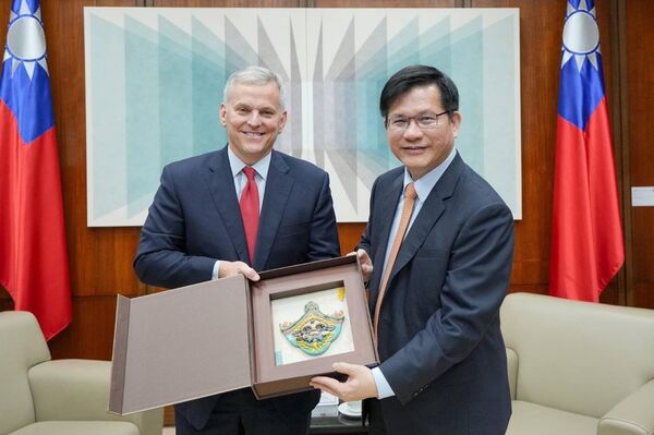 ▲▼外交部長林佳龍（右）致贈美國北卡羅萊納州州長史坦（Josh Stein，左）「獅牆」交趾陶掛畫並合影。（圖／外交部提供）