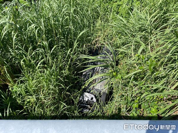 ▲▼             台東一輛轎車翻落佳里橋下，車內父女命大僅受輕傷。（圖／記者楊晨東翻攝，下同）