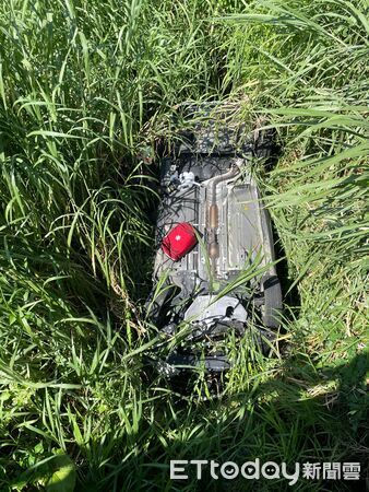 ▲▼             台東一輛轎車翻落佳里橋下，車內父女命大僅受輕傷。（圖／記者楊晨東翻攝，下同）