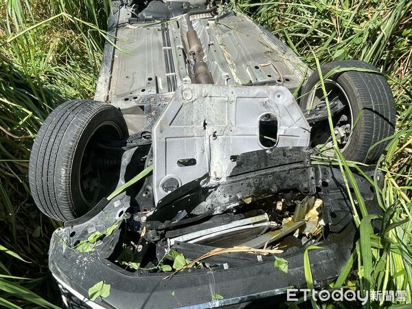 ▲▼             台東一輛轎車翻落佳里橋下，車內父女命大僅受輕傷。（圖／記者楊晨東翻攝，下同）