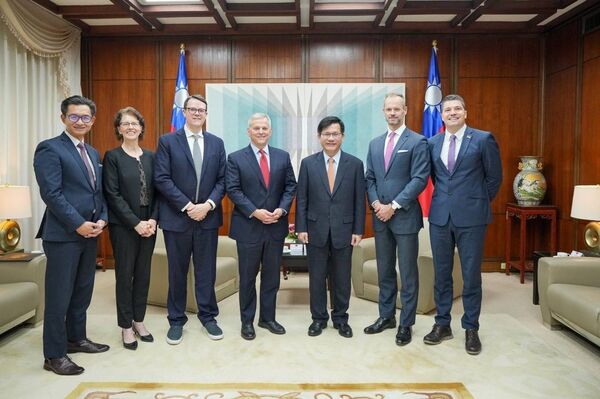 ▲▼外交部長林佳龍（右三）與美國北卡羅萊納州州長史坦（Josh Stein，左四）一行合影。（圖／外交部提供）