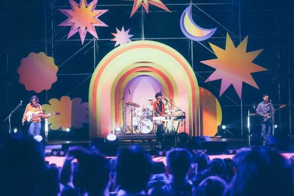 ▲▼ 宇宙人春浪驚喜首唱〈彩虹〉，宇宙人在春浪音樂節後台巧遇好友怕胖團。（圖／相信音樂提供）