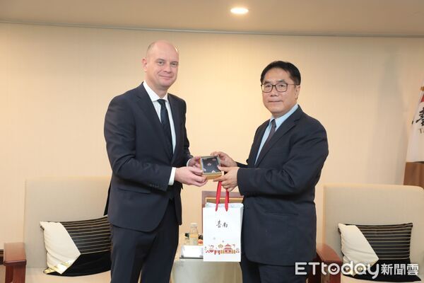 ▲新任波蘭駐台代表畢爾斯基拜會台南市長黃偉哲，雙方就城市交流及經貿文化合作交換意見。（記者林東良翻攝，下同）