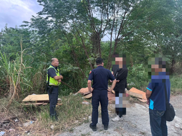 ▲台中印刷廠業者將事業廢棄物倒在貓羅溪沿岸。（圖／警方提供）