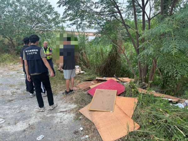 ▲台中印刷廠業者將事業廢棄物倒在貓羅溪沿岸。（圖／警方提供）