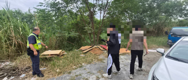 ▲台中印刷廠業者將事業廢棄物倒在貓羅溪沿岸。（圖／警方提供）