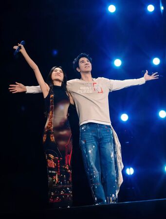 ▲▼ 王力宏和Ella現場版MV不到1個月便突破千萬點閱。（圖／西東音樂提供）