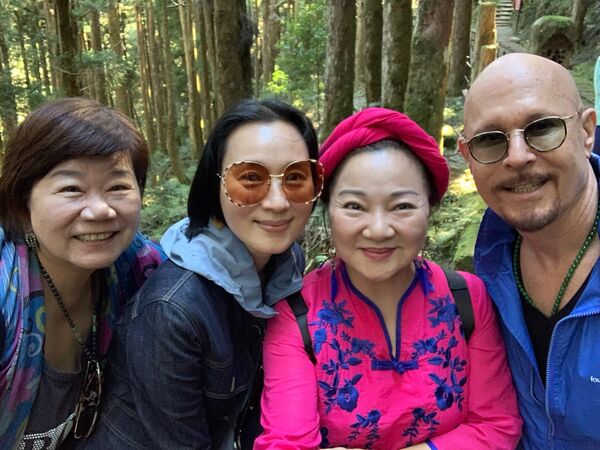 ▲薛智偉(右起)、白冰冰、坣娜、何玉鈴常一起出遊。（圖／長興影視、薛志偉提供）