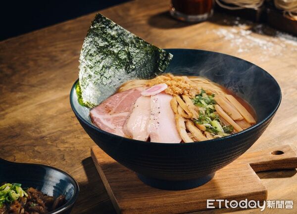 ▲麵屋一燈台南店限定口味「醬油煮干清湯拉麵」（圖／麵屋一燈提供）