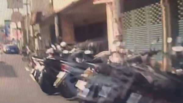 ▲駕駛疑分心偏離車道撞倒7輛機車。（圖／翻攝自threads／ljh4_7授權提供）