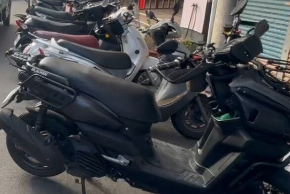 ▲駕駛疑分心偏離車道撞倒7輛機車。（圖／翻攝自threads／ljh4_7授權提供）