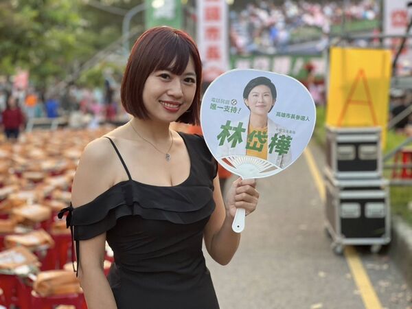 ▲▼民進黨立委林岱樺1日岡山造勢中出現的美女被起底是民眾黨員、網紅柯莉絲汀。（圖／翻攝自Facebook／林岱樺）