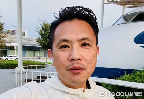 ▲陳以信宣布第六項市長政見，主張推動「港市合作」與港務公司合作在安平興建摩天輪。（記者林東良翻攝，下同）