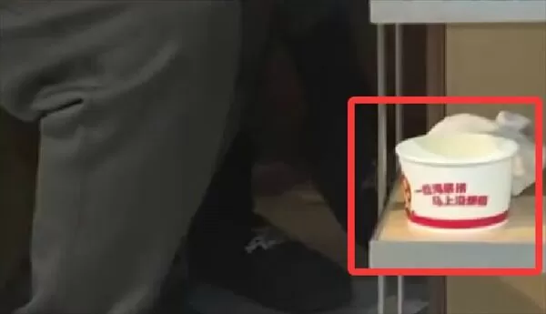 ▲▼小孩直接在黑龍江海底撈的紙碗中撒尿。（圖／翻攝紅星新聞）