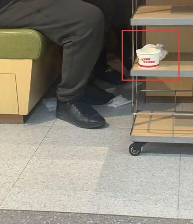 ▲▼小孩直接在黑龍江海底撈的紙碗中撒尿。（圖／翻攝紅星新聞）