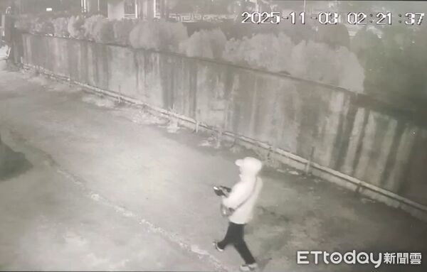 ▲兇嫌縱火後從容離開現場。（圖／記者游瓊華翻攝）