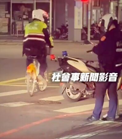 ▲▼員警攔下林女，事後員警騎單車幫返還             。（圖／翻攝社會事新聞影音）