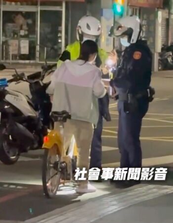 ▲▼員警攔下林女，事後員警騎單車幫返還             。（圖／翻攝社會事新聞影音）