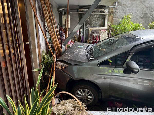 ▲▼74歲凌男誤踩油門，車子衝進民宅內             。（圖／記者陳以昇翻攝）