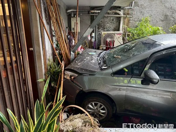 ▲▼74歲凌男誤踩油門，車子衝進民宅內             。（圖／記者陳以昇翻攝）