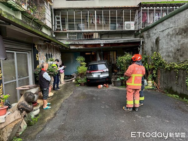 ▲▼74歲凌男誤踩油門，車子衝進民宅內             。（圖／記者陳以昇翻攝）