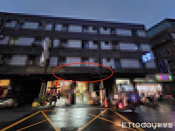 ▲▼張姓男子自4樓墜落，撞到一樓雨遮（紅圈）保住一命             。（圖／記者陳以昇翻攝）