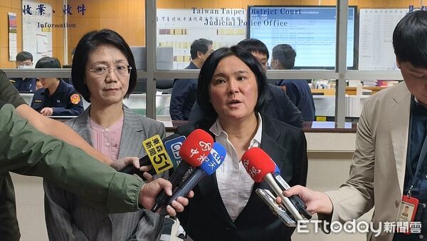 ▲▼朝野女立委議場亂鬥案，被告陳玉珍（右）、（翁曉玲）3日到台北地院出庭，受訪重申無傷害犯意，希望和解落幕不增加法院負擔。（圖／記者黃哲民攝）