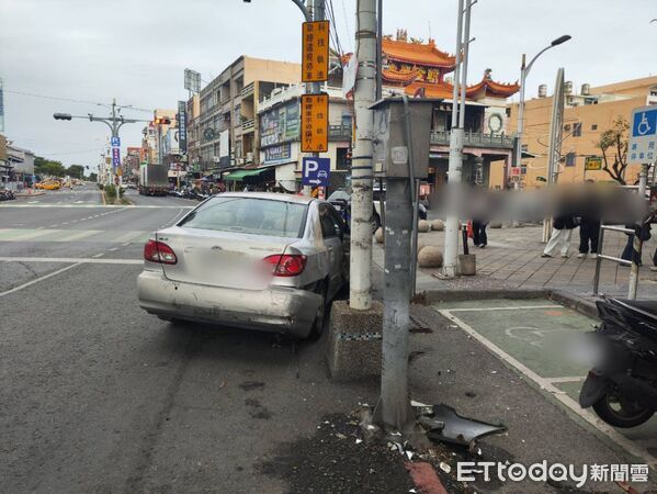 ▲▼屏東駕駛倒車失誤釀連環撞！誤踩油門衝上前　自撞燈桿車頭全毀。（圖／記者陳崑福翻攝）