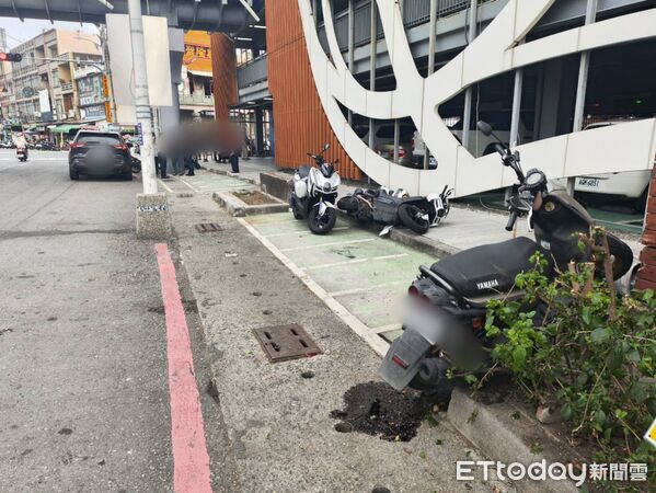 ▲▼屏東駕駛倒車失誤釀連環撞！誤踩油門衝上前　自撞燈桿車頭全毀。（圖／記者陳崑福翻攝）