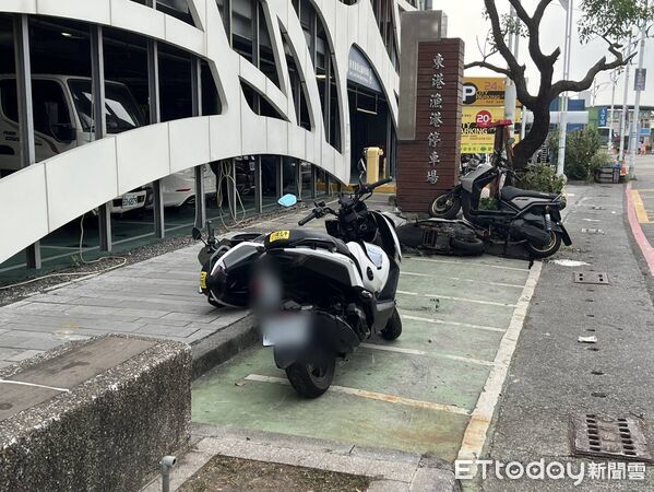 ▲▼屏東駕駛倒車失誤釀連環撞！誤踩油門衝上前　自撞燈桿車頭全毀。（圖／記者陳崑福翻攝）