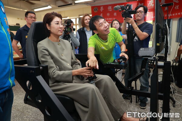 ▲南投縣榮登數位學習績優徵選榜首，縣長許淑華加碼埔里國中飛行模擬教室。（圖／南投縣政府提供）