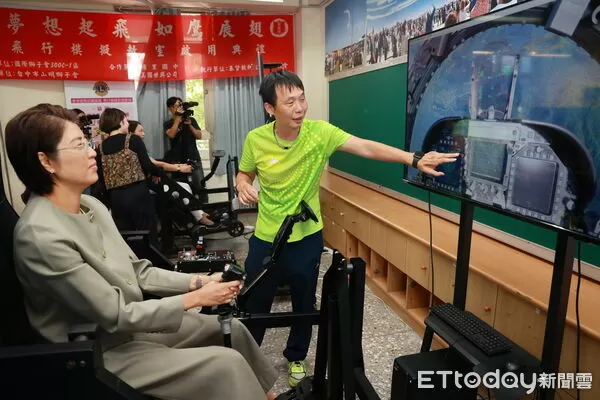 ▲南投縣長許淑華於埔里國中飛行模擬教室。（圖／南投縣政府提供，下同）