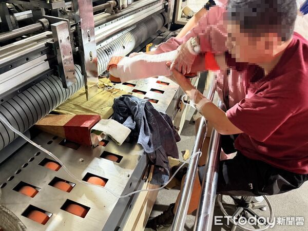 ▲▼新營工安驚魂！男遭切紙機夾手掌，消防破壞機具救援、醫療團進場協助。（圖／民眾提供）