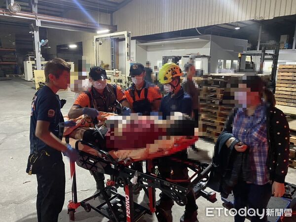 ▲▼新營工安驚魂！男遭切紙機夾手掌，消防破壞機具救援、醫療團進場協助。（圖／民眾提供）