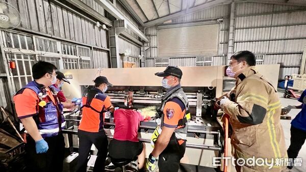 ▲台南市消防局第一救災救護大隊與柳營奇美醫療團隊合力搶救，被切紙機夾住受困的黃男搶救脫困送醫。（記者林東良翻攝，下同）