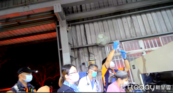 ▲台南市消防局第一救災救護大隊與柳營奇美醫療團隊合力搶救，被切紙機夾住受困的黃男搶救脫困送醫。（記者林東良翻攝，下同）