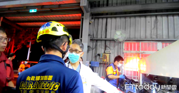 ▲台南市消防局第一救災救護大隊與柳營奇美醫療團隊合力搶救，被切紙機夾住受困的黃男搶救脫困送醫。（記者林東良翻攝，下同）
