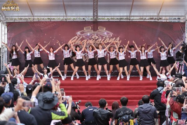 ▲樂天女孩台上跳應援舞。（圖／樂天桃猿）