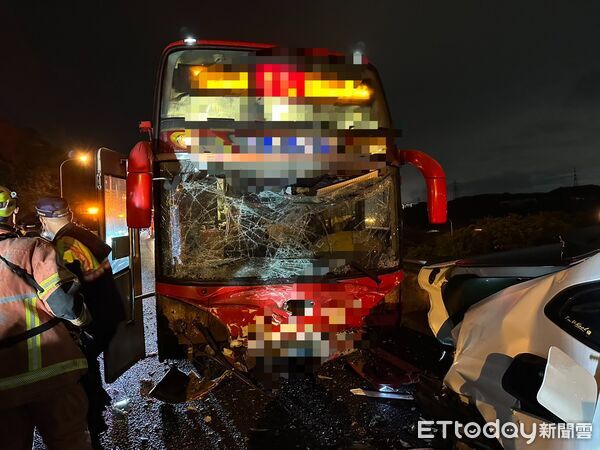 ▲▼國道五楊高架連環車禍，BMW女駕駛被遊覽車撞命危。（圖／記者楊熾興、陳以昇翻攝）