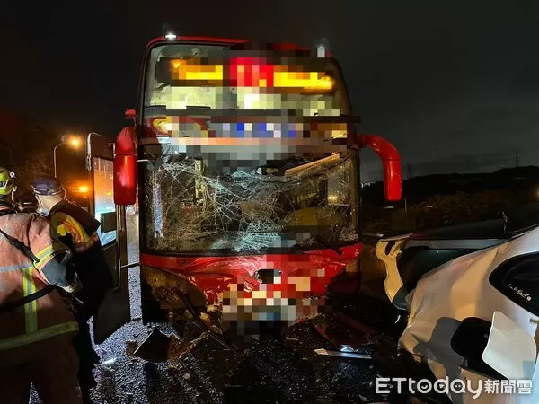 ▲▼國道五楊高架連環車禍，BMW女駕駛被遊覽車撞命危。（圖／記者楊熾興、陳以昇翻攝）