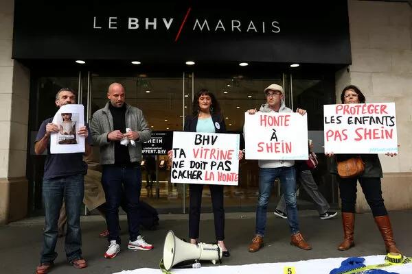 ▲▼民眾在巴黎街頭抗議中國電商平台Shein出售兒童性愛娃娃。（圖／路透）