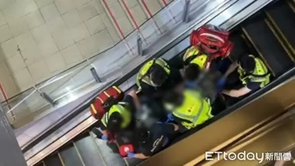 ▲台中火車站二號月台一名男子失去呼吸心跳，送醫搶救中。（圖／記者游瓊華翻攝）