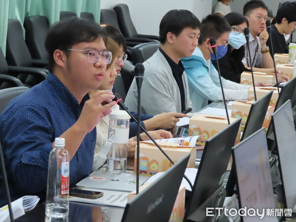 ▲台南市長黃偉哲主持第四屆青年事務委員會第2次大會，肯定青年積極參與市政。 （記者林東良翻攝，下同）