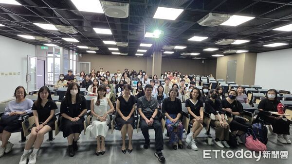 ▲嘉藥粧品系舉辦化粧品產業實習說明會，30家企業共釋出300個實習名額。（記者林東良翻攝，下同）