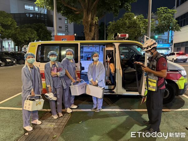 ▲台南市消防局第一救災救護大隊與柳營奇美醫療團隊合力搶救，被切紙機夾住受困的黃男搶救脫困送醫。（民眾提供，下同）